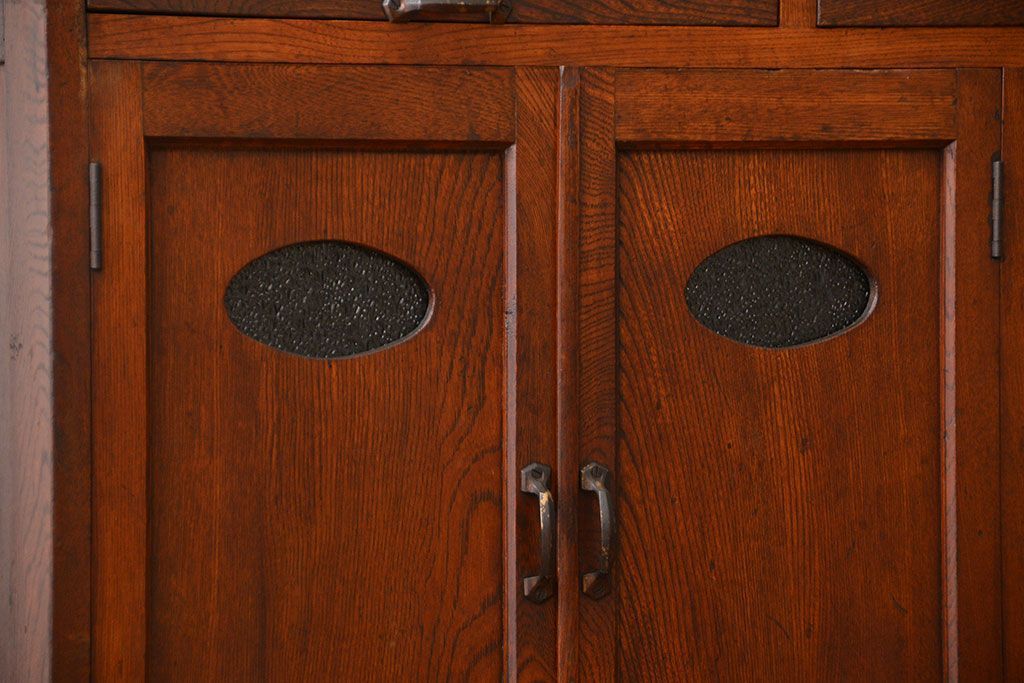 レトロ家具　昭和レトロ　古いナラ材の上質な脚付き食器棚