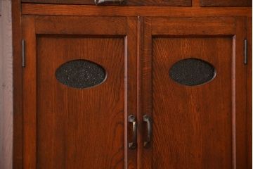 レトロ家具　昭和レトロ　古いナラ材の上質な脚付き食器棚