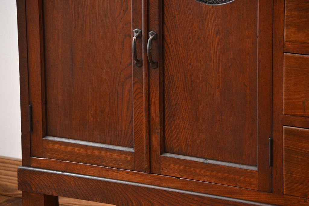 レトロ家具　昭和レトロ　古いナラ材の上質な脚付き食器棚