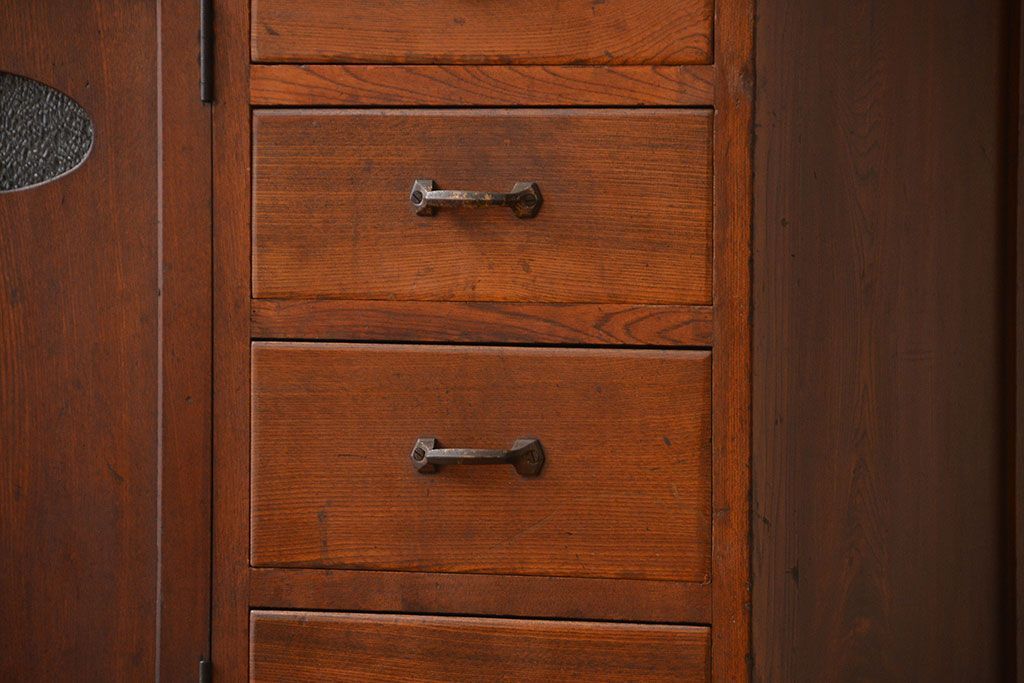 レトロ家具　昭和レトロ　古いナラ材の上質な脚付き食器棚