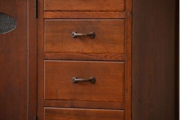 レトロ家具　昭和レトロ　古いナラ材の上質な脚付き食器棚