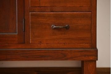 レトロ家具　昭和レトロ　古いナラ材の上質な脚付き食器棚