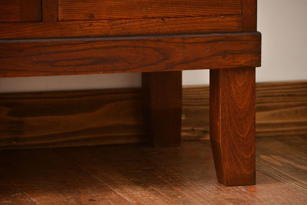 レトロ家具　昭和レトロ　古いナラ材の上質な脚付き食器棚