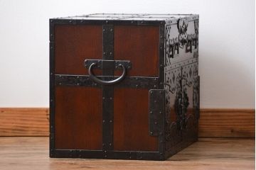 工芸品 手打ち金具 総欅材の佐渡船箪笥(定価139万円)(帳箱、舟箪笥)