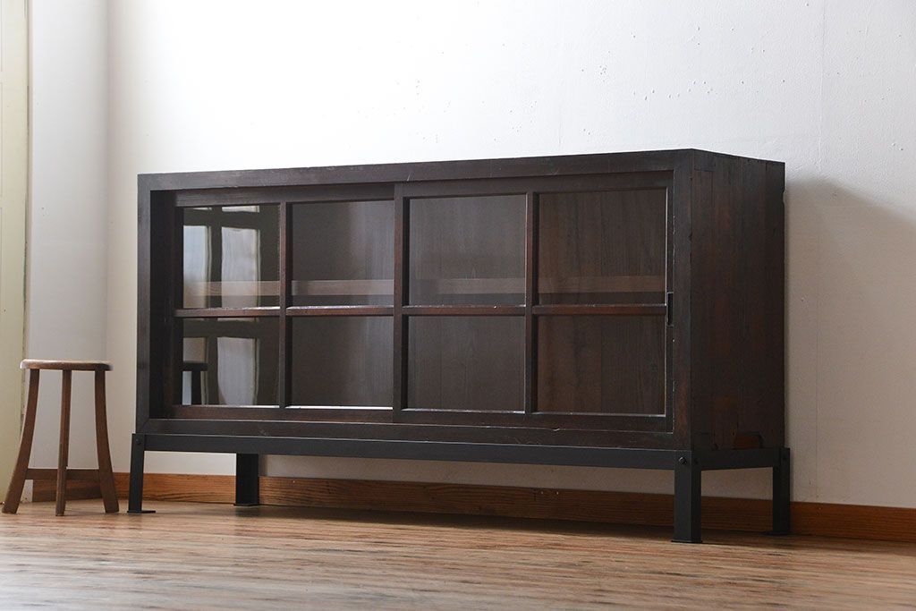 アンティーク家具　和製アンティーク　古い木製の大振りな鉄脚付き引き戸収納棚