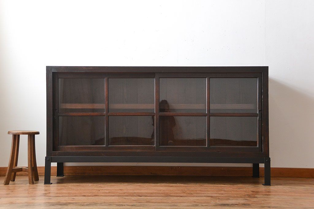 アンティーク家具　和製アンティーク　古い木製の大振りな鉄脚付き引き戸収納棚