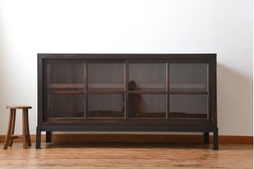 アンティーク家具　和製アンティーク　古い木製の大振りな鉄脚付き引き戸収納棚