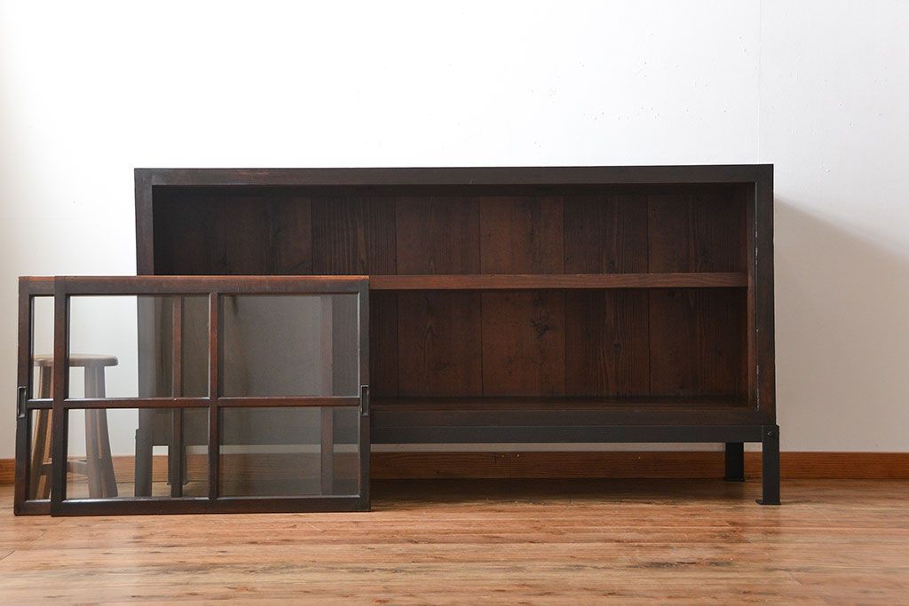 アンティーク家具　和製アンティーク　古い木製の大振りな鉄脚付き引き戸収納棚