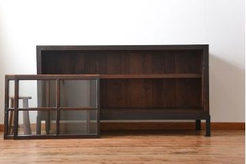 アンティーク家具　和製アンティーク　古い木製の大振りな鉄脚付き引き戸収納棚