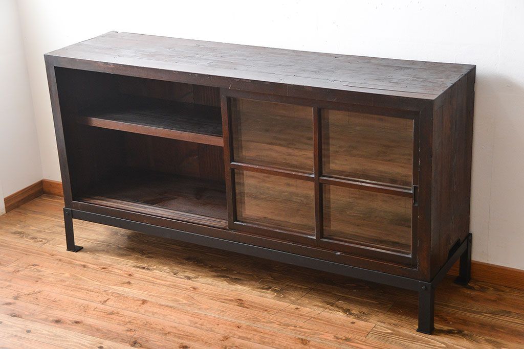 アンティーク家具　和製アンティーク　古い木製の大振りな鉄脚付き引き戸収納棚