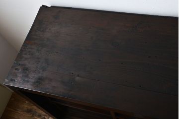 アンティーク家具　和製アンティーク　古い木製の大振りな鉄脚付き引き戸収納棚