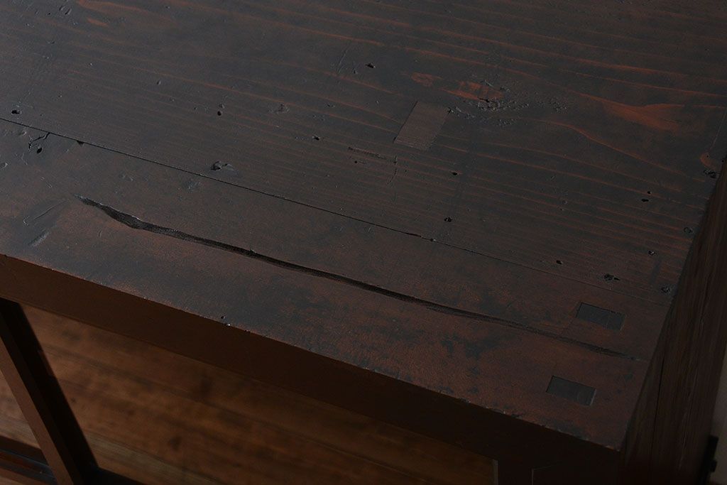 アンティーク家具　和製アンティーク　古い木製の大振りな鉄脚付き引き戸収納棚