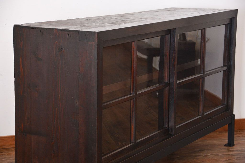 アンティーク家具　和製アンティーク　古い木製の大振りな鉄脚付き引き戸収納棚