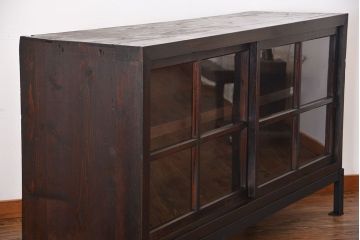 アンティーク家具　和製アンティーク　古い木製の大振りな鉄脚付き引き戸収納棚