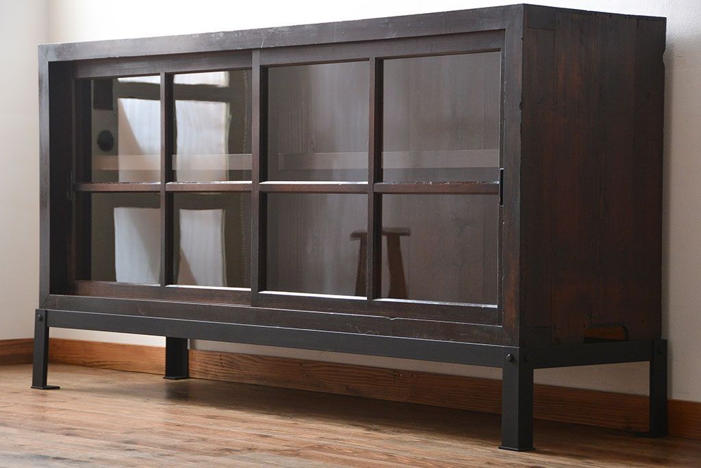 アンティーク家具　和製アンティーク　古い木製の大振りな鉄脚付き引き戸収納棚