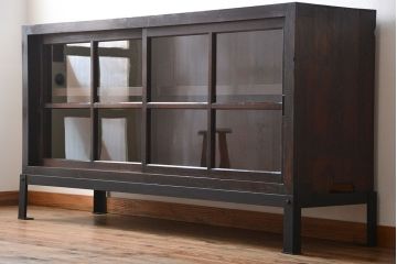 アンティーク家具　和製アンティーク　古い木製の大振りな鉄脚付き引き戸収納棚