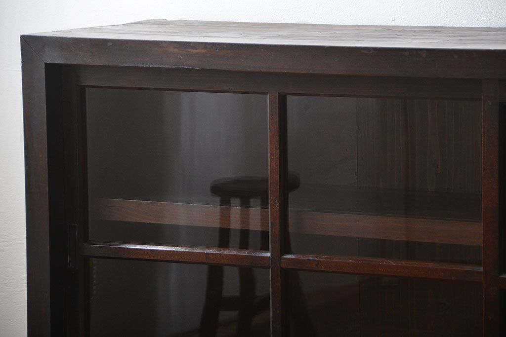 アンティーク家具　和製アンティーク　古い木製の大振りな鉄脚付き引き戸収納棚