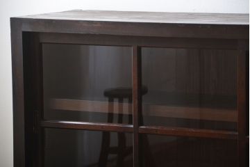 アンティーク家具　和製アンティーク　古い木製の大振りな鉄脚付き引き戸収納棚