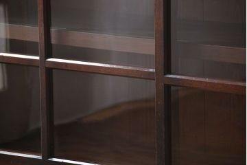 アンティーク家具　和製アンティーク　古い木製の大振りな鉄脚付き引き戸収納棚