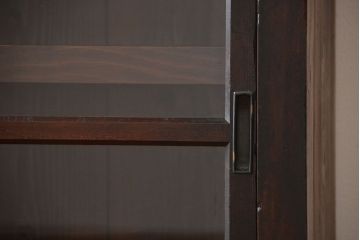 アンティーク家具　和製アンティーク　古い木製の大振りな鉄脚付き引き戸収納棚