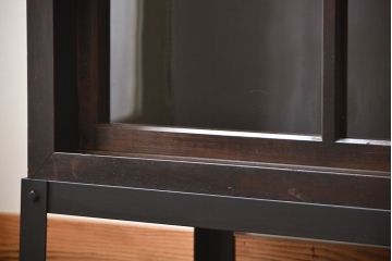 アンティーク家具　和製アンティーク　古い木製の大振りな鉄脚付き引き戸収納棚