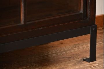 アンティーク家具　和製アンティーク　古い木製の大振りな鉄脚付き引き戸収納棚