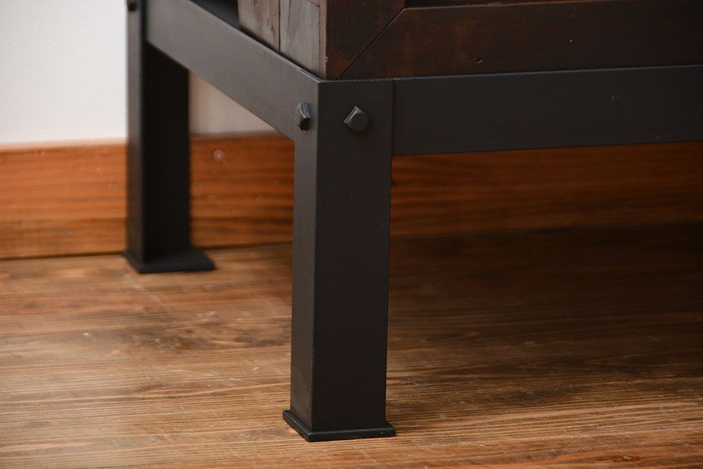 アンティーク家具　和製アンティーク　古い木製の大振りな鉄脚付き引き戸収納棚