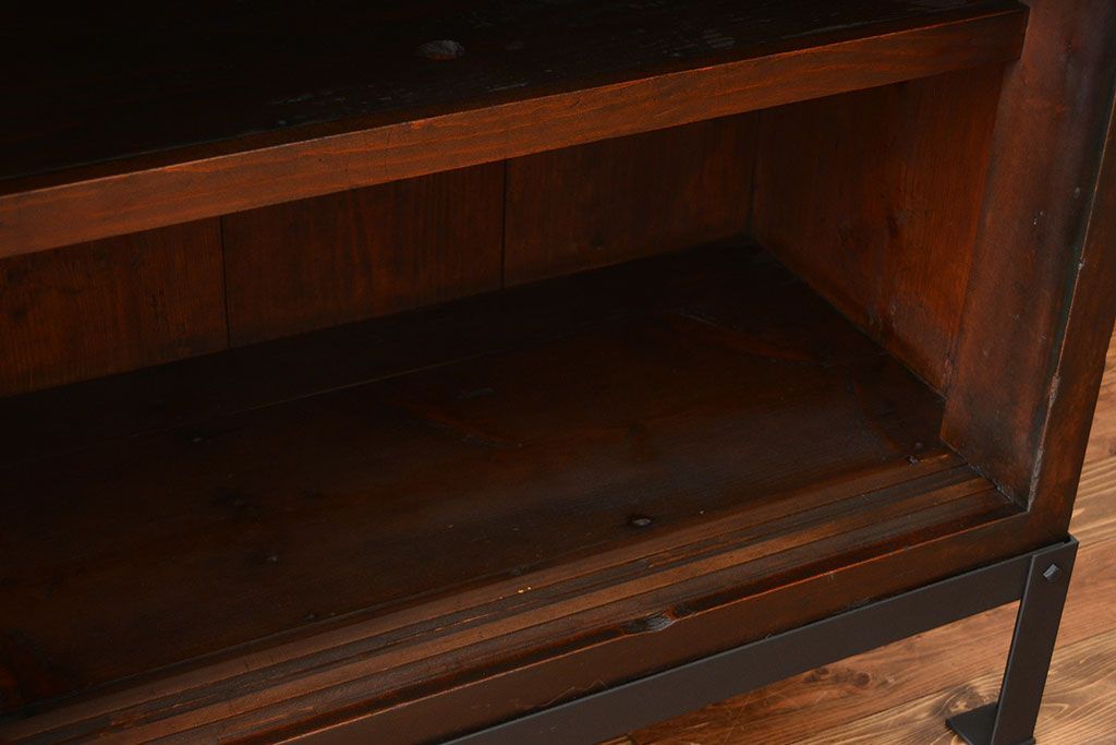 アンティーク家具　和製アンティーク　古い木製の大振りな鉄脚付き引き戸収納棚