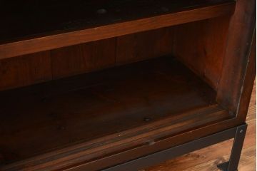 アンティーク家具　和製アンティーク　古い木製の大振りな鉄脚付き引き戸収納棚