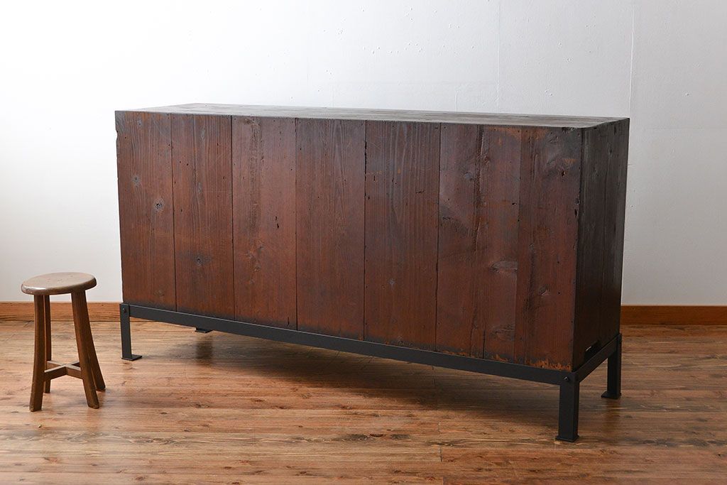 アンティーク家具　和製アンティーク　古い木製の大振りな鉄脚付き引き戸収納棚