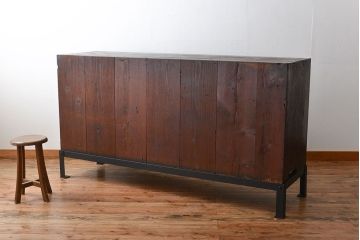 アンティーク家具　和製アンティーク　古い木製の大振りな鉄脚付き引き戸収納棚