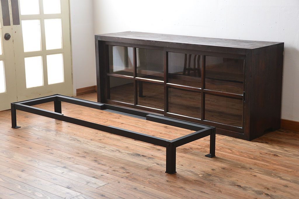 アンティーク家具　和製アンティーク　古い木製の大振りな鉄脚付き引き戸収納棚