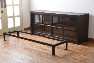 アンティーク家具　和製アンティーク　古い木製の大振りな鉄脚付き引き戸収納棚