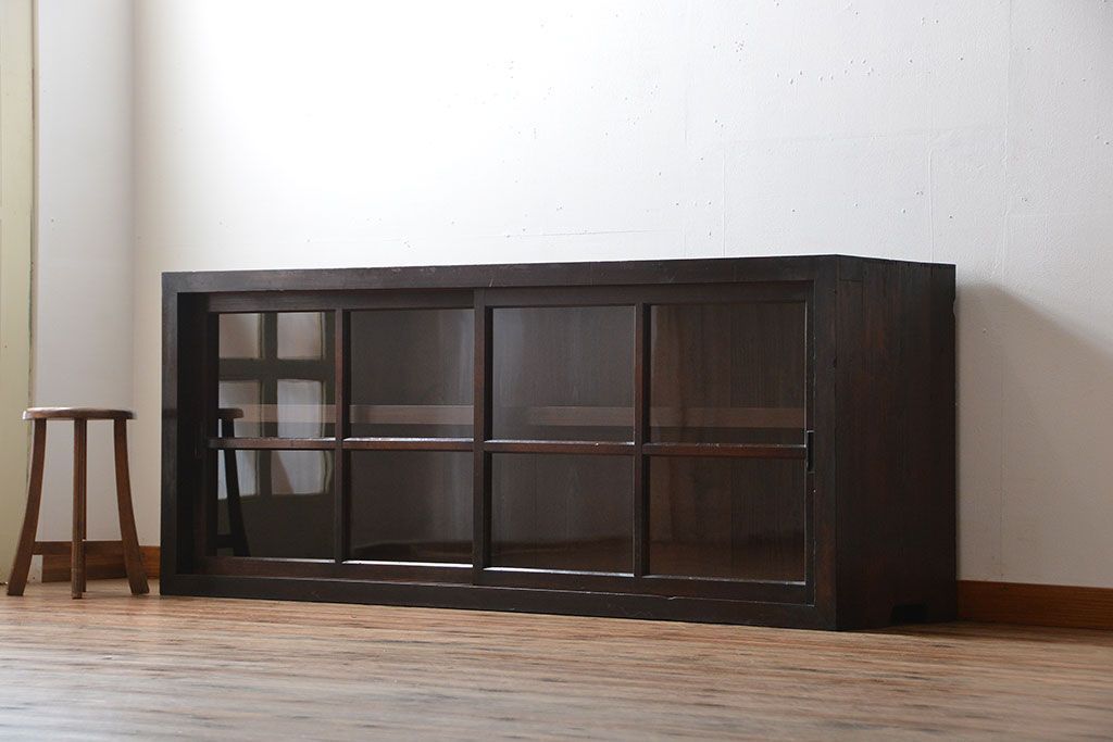 アンティーク家具　和製アンティーク　古い木製の大振りな鉄脚付き引き戸収納棚