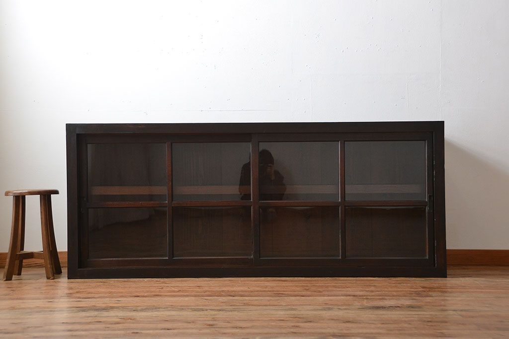 アンティーク家具　和製アンティーク　古い木製の大振りな鉄脚付き引き戸収納棚