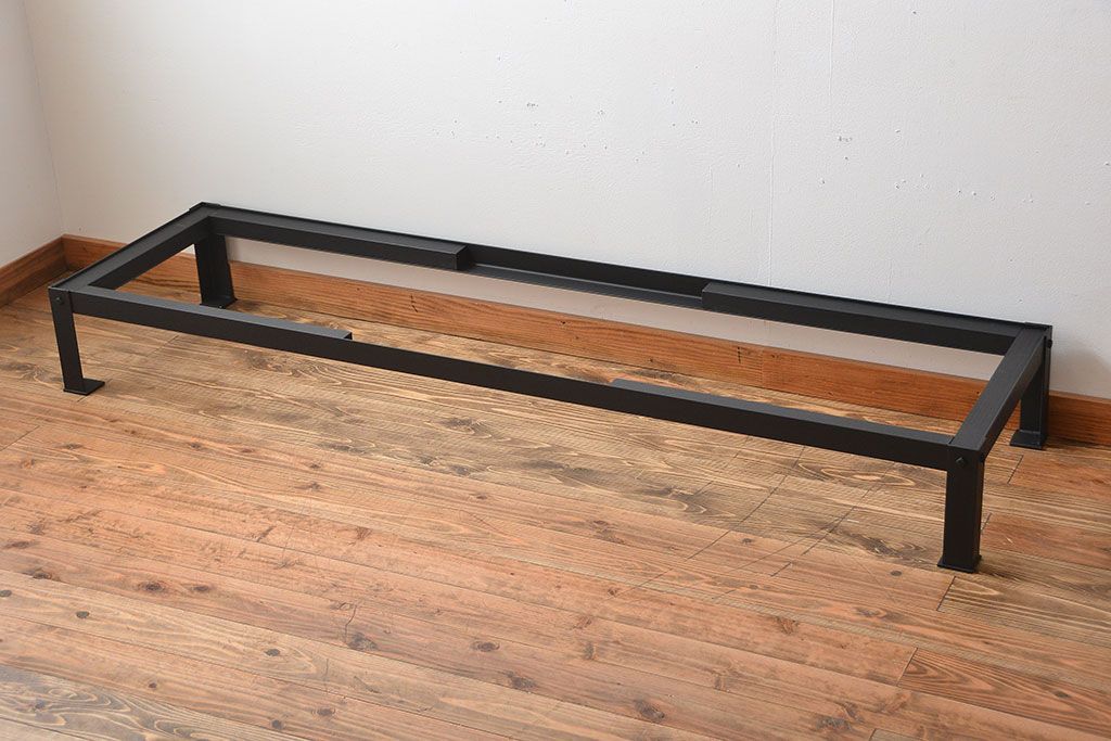 アンティーク家具　和製アンティーク　古い木製の大振りな鉄脚付き引き戸収納棚