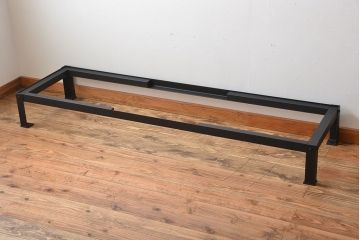 アンティーク家具　和製アンティーク　古い木製の大振りな鉄脚付き引き戸収納棚