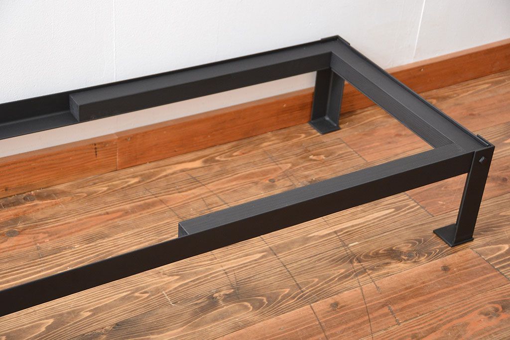 アンティーク家具　和製アンティーク　古い木製の大振りな鉄脚付き引き戸収納棚