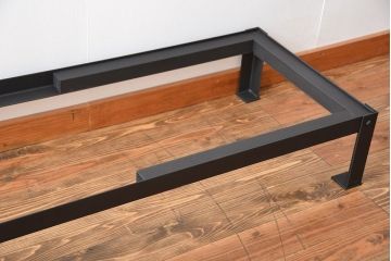 アンティーク家具　和製アンティーク　古い木製の大振りな鉄脚付き引き戸収納棚