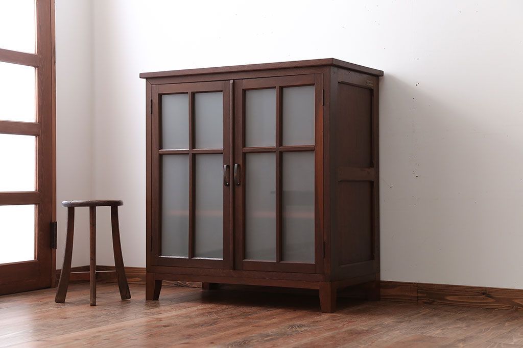 アンティーク家具　和製アンティーク　すりガラス扉の脚付きキッチンキャビネット(作業台・本箱)