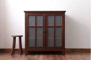 アンティーク家具　和製アンティーク　すりガラス扉の脚付きキッチンキャビネット(作業台・本箱)