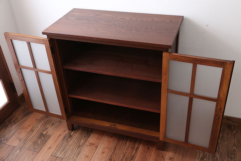 アンティーク家具　和製アンティーク　すりガラス扉の脚付きキッチンキャビネット(作業台・本箱)