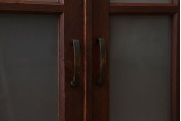 アンティーク家具　和製アンティーク　すりガラス扉の脚付きキッチンキャビネット(作業台・本箱)