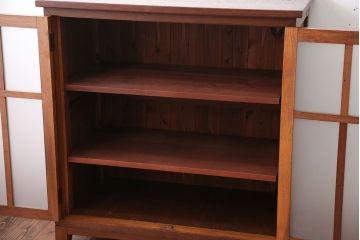 アンティーク家具　和製アンティーク　すりガラス扉の脚付きキッチンキャビネット(作業台・本箱)