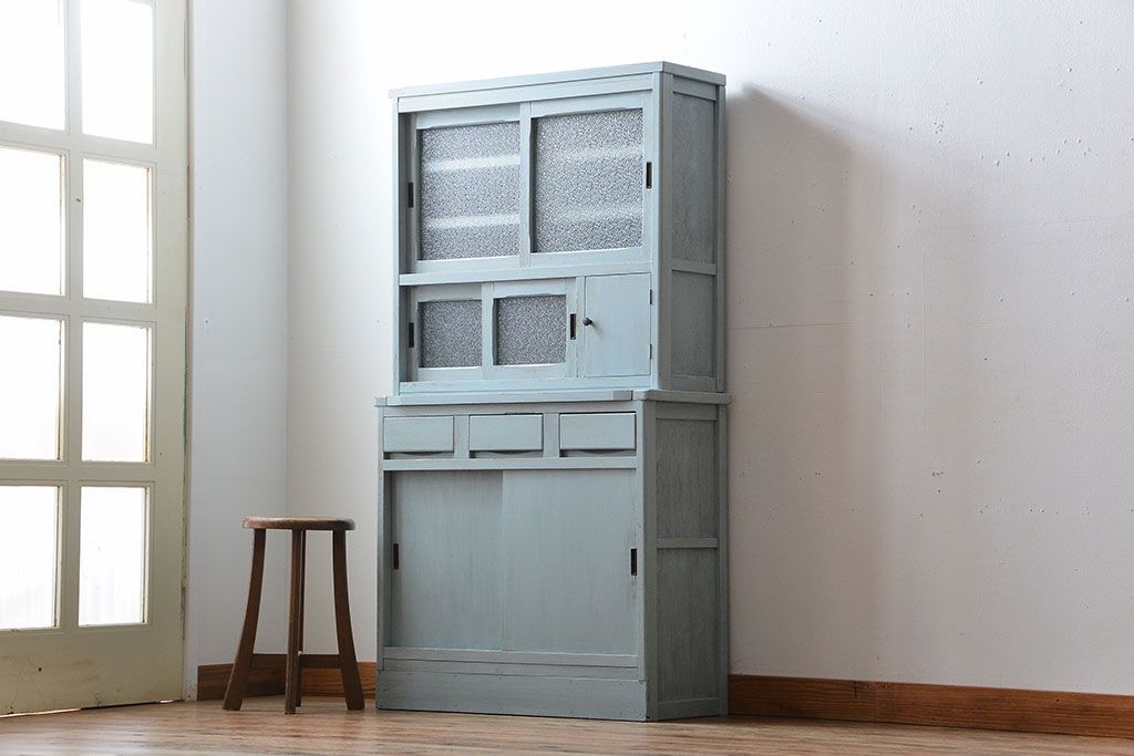 レトロ家具　アンティークペイント　ダイヤガラス入り!小ぶりでレトロな食器棚