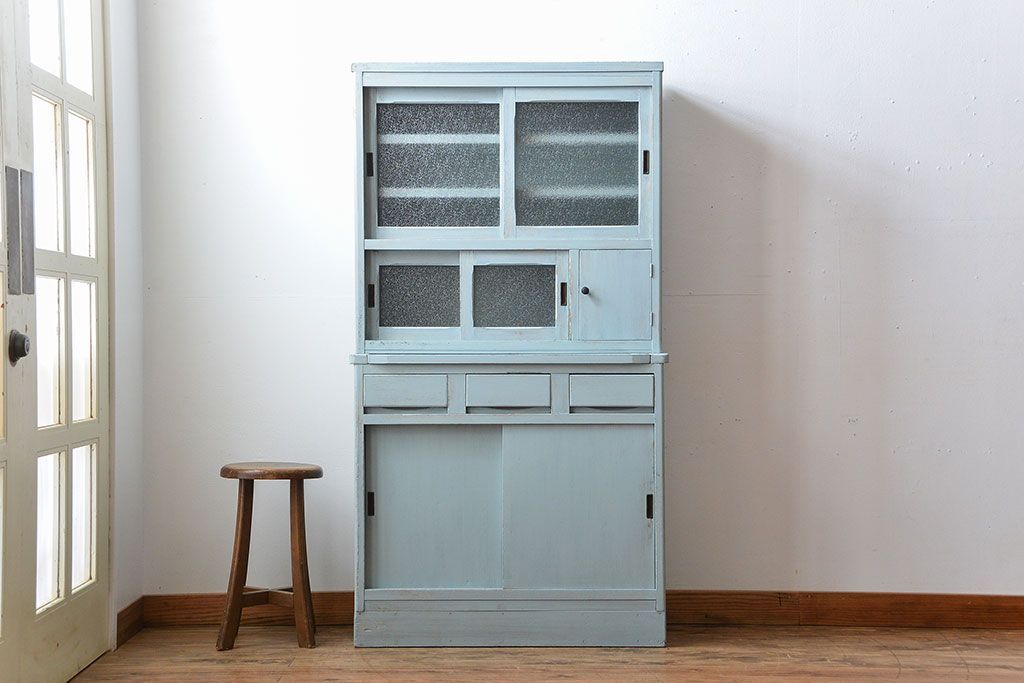 レトロ家具　アンティークペイント　ダイヤガラス入り!小ぶりでレトロな食器棚