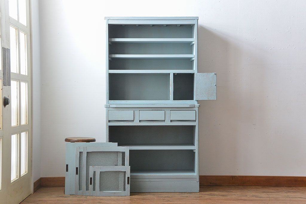 レトロ家具　アンティークペイント　ダイヤガラス入り!小ぶりでレトロな食器棚