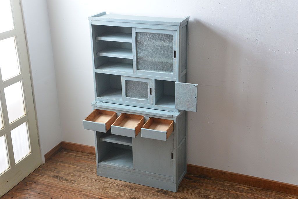 レトロ家具　アンティークペイント　ダイヤガラス入り!小ぶりでレトロな食器棚