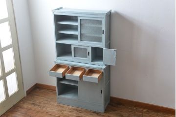 レトロ家具　アンティークペイント　ダイヤガラス入り!小ぶりでレトロな食器棚