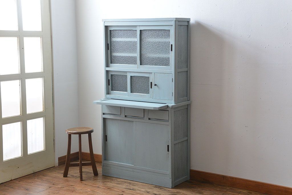 レトロ家具　アンティークペイント　ダイヤガラス入り!小ぶりでレトロな食器棚